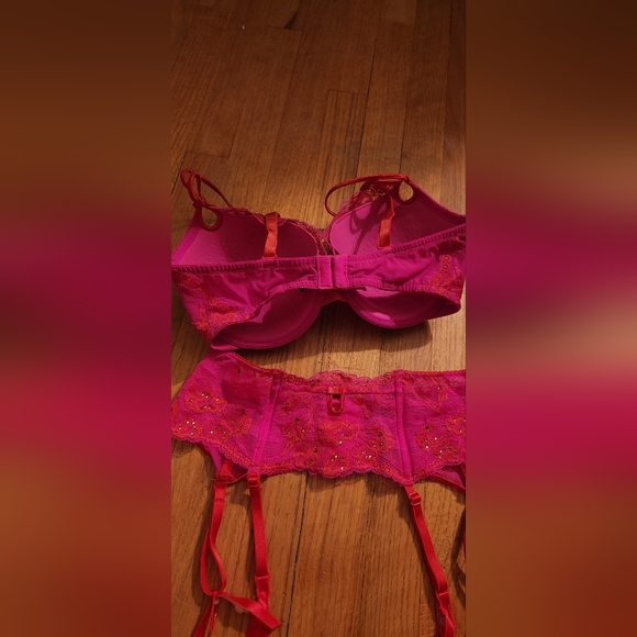 Victoria secret garter and bra set - Picture 2 of 4
